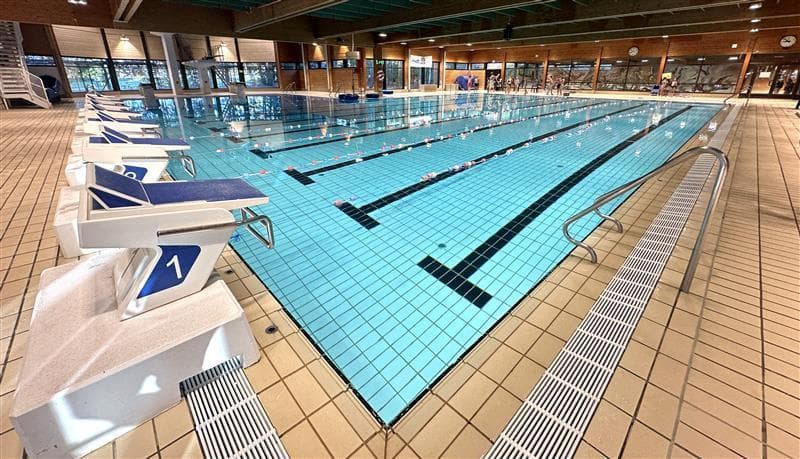 Sandefjord svømmehall — hovedbassenget med stupebrett og baner